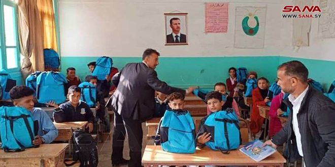 Entregan más de 5 mil mochilas escolares en Raqa