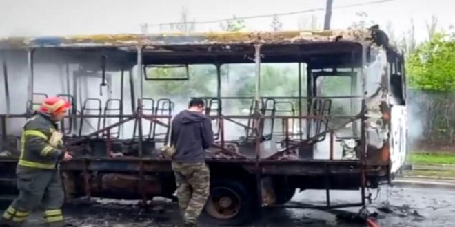 Mueren siete personas por bombardeo ucraniano contra autobús de pasajeros en Donetsk