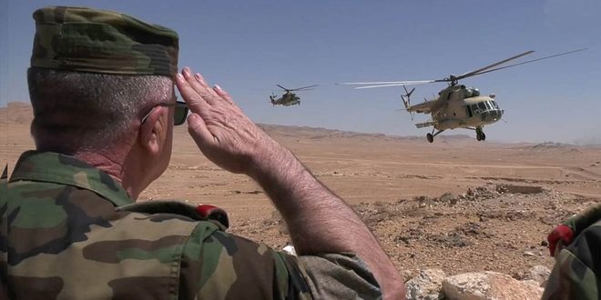 Ejército sirio realiza ejercicios con munición real en el desierto del país