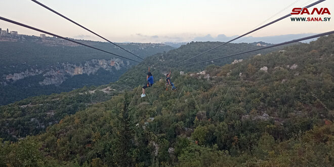 Apertura de prueba de una tirolesa en la localidad de Slanfah en la provincia costera de Latakia