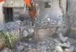 כוחות הכיבוש אילצו אחד הפלסטינים להרוס את ביתו בעיר אל-קודס הכבושה