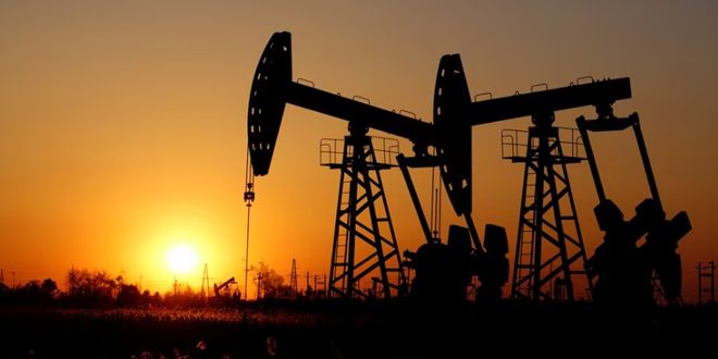 أسعار النفط ترتفع بعد انخفاض أكبر من المتوقع في المخزونات الأمريكية
